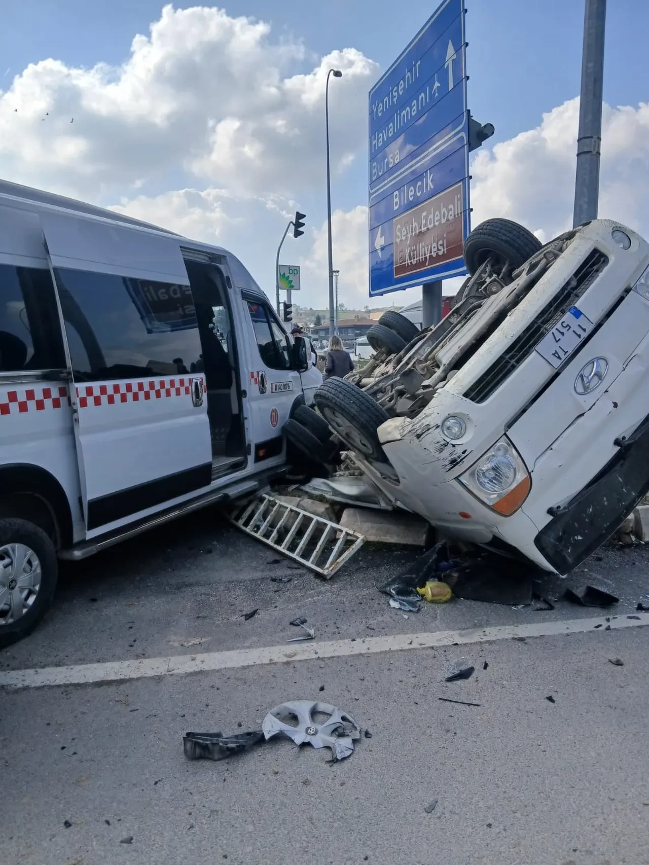 Bilecik'te feci kaza! Minibüs ile kamyonet çarpıştı: Çok sayıda yaralı var