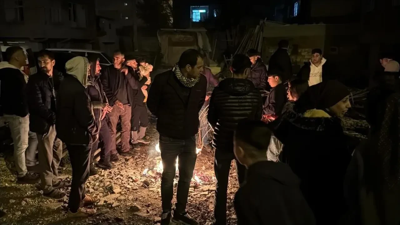 Diyarbakır'da korku dolu gece: Kolonlar çatırdadı, bina tahliye edildi