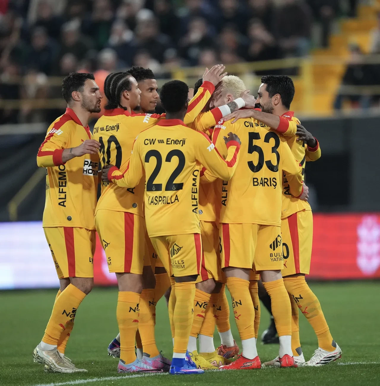 Galatasaray'dan Fenerbahçe'ye tarihi fark: Süper Lig'de kadro tarifesi!