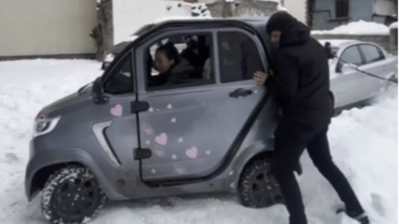 Kara saplanan küçük otomobili böyle kurtardılar! Dayanışma dolu anlar yüzleri gülümsetti