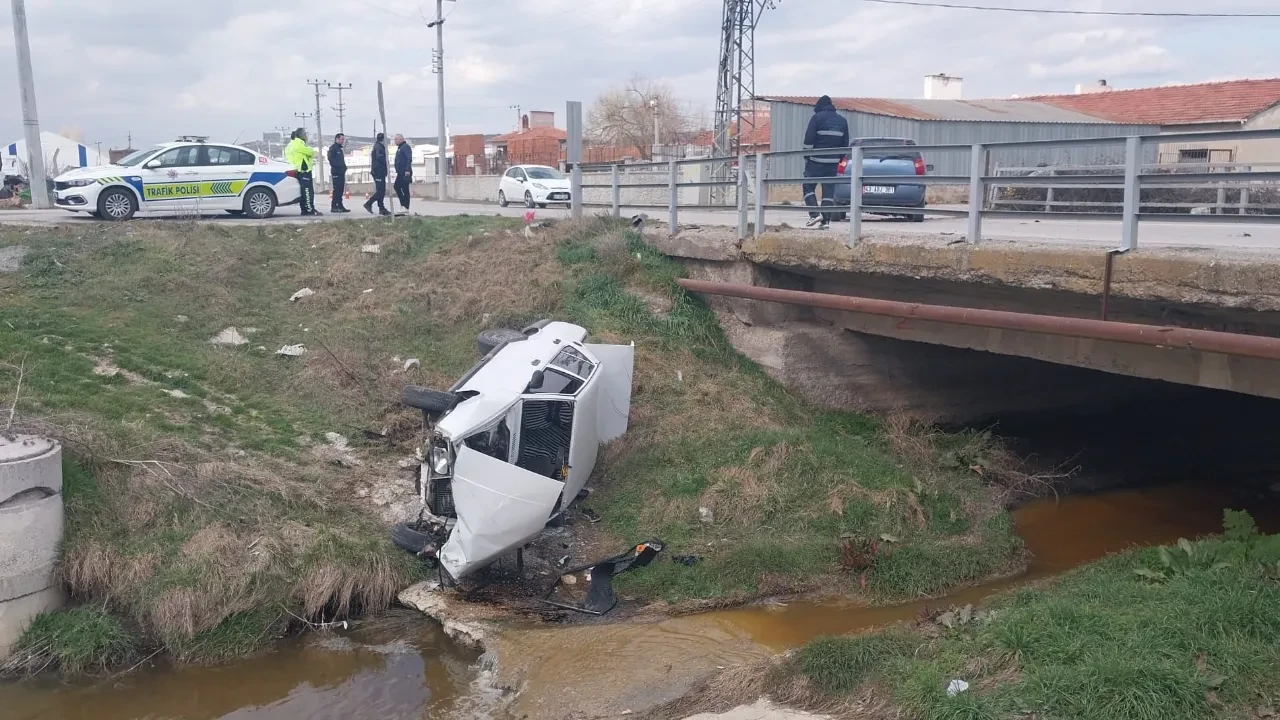 Kütahya'da feci kaza! Otomobil dereye uçtu