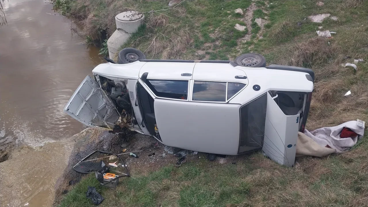 Kütahya'da feci kaza! Otomobil dereye uçtu