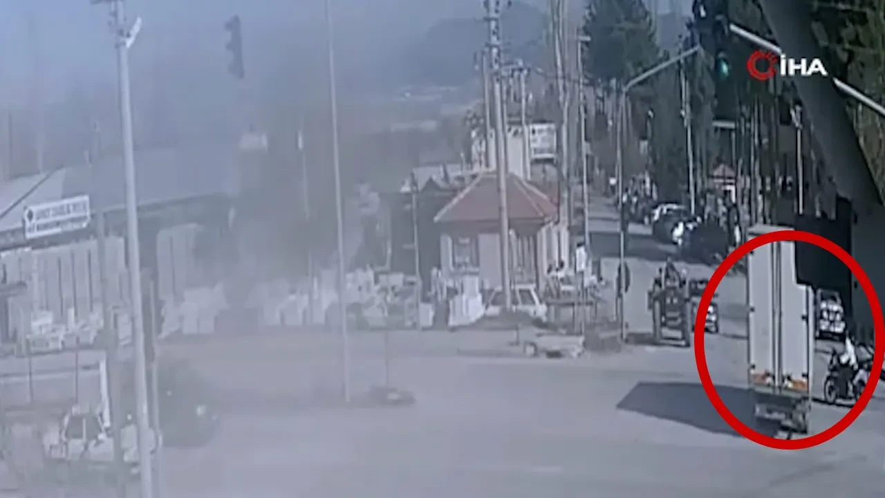 Motosikletle kamyonetin altına girdi! 20 yaşındaki gencin can verdiği kaza kamerada 
