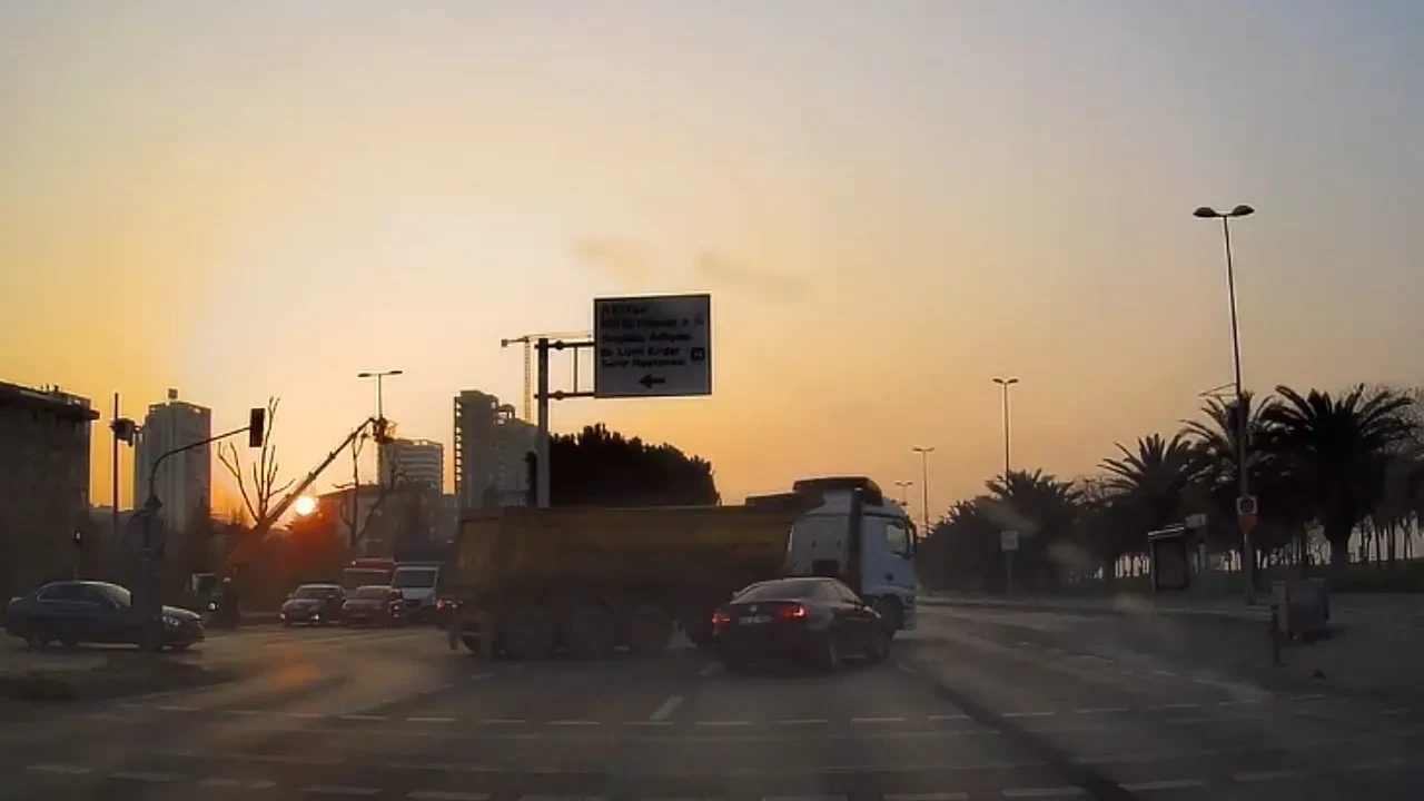 Otomobil önce kamyona çarptı sonra durağa girdi! Feci kaza kamerada 