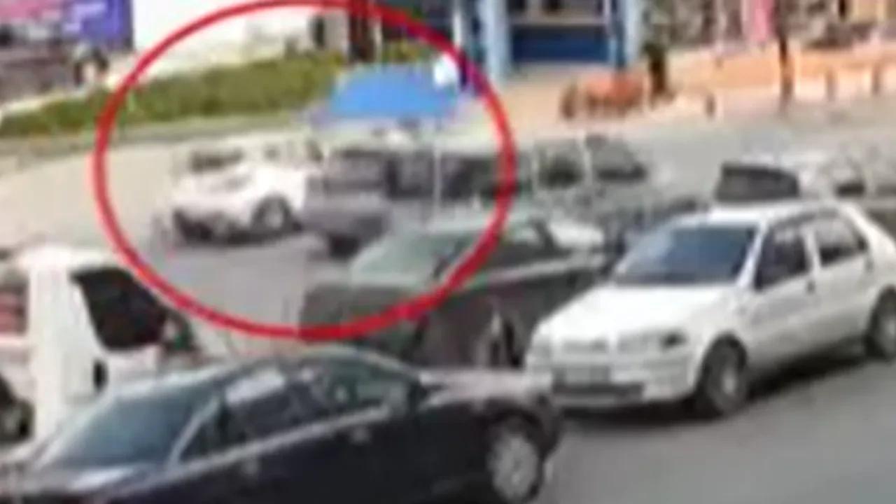 Otomobilin 2 kadına çarptığı kaza kameraya yansıdı