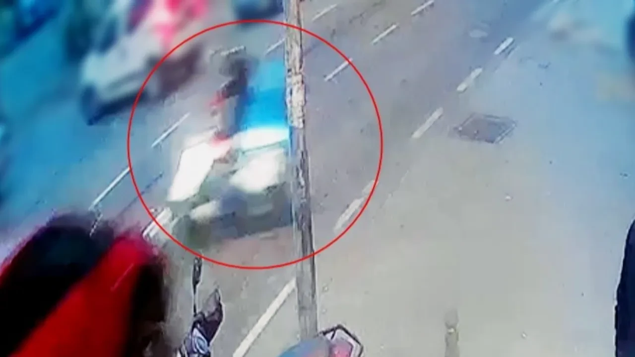 Otomobilin motosiklete çarptığı anlar kamerada! Motosiklet sürücüsü hastaneye kaldırıldı