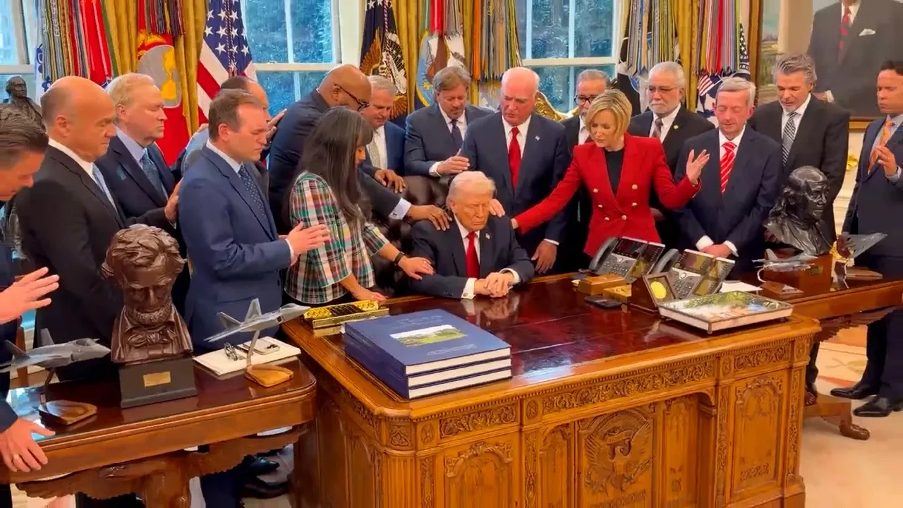 Oval Ofis'te ilginç anlar! Trump gözlerini kapattı, hepsi ona dokunarak dua etti 