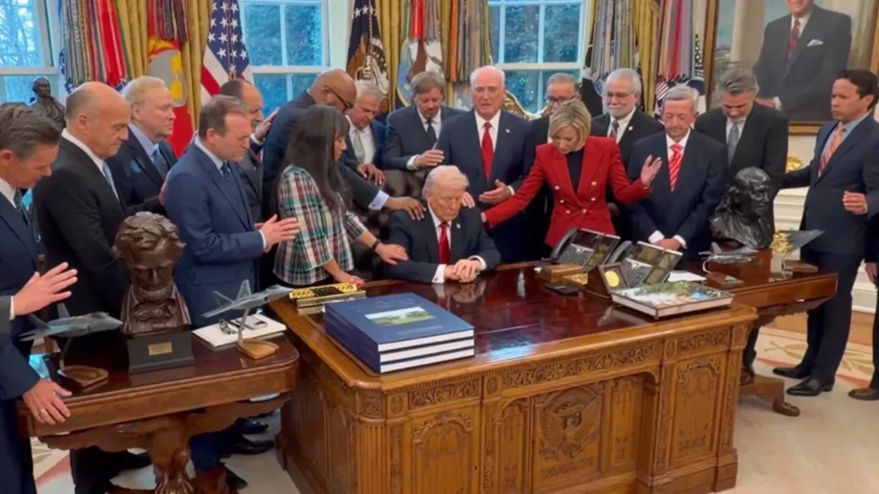 Oval Ofis'te ilginç anlar! Trump gözlerini kapattı, hepsi ona dokunarak dua etti 