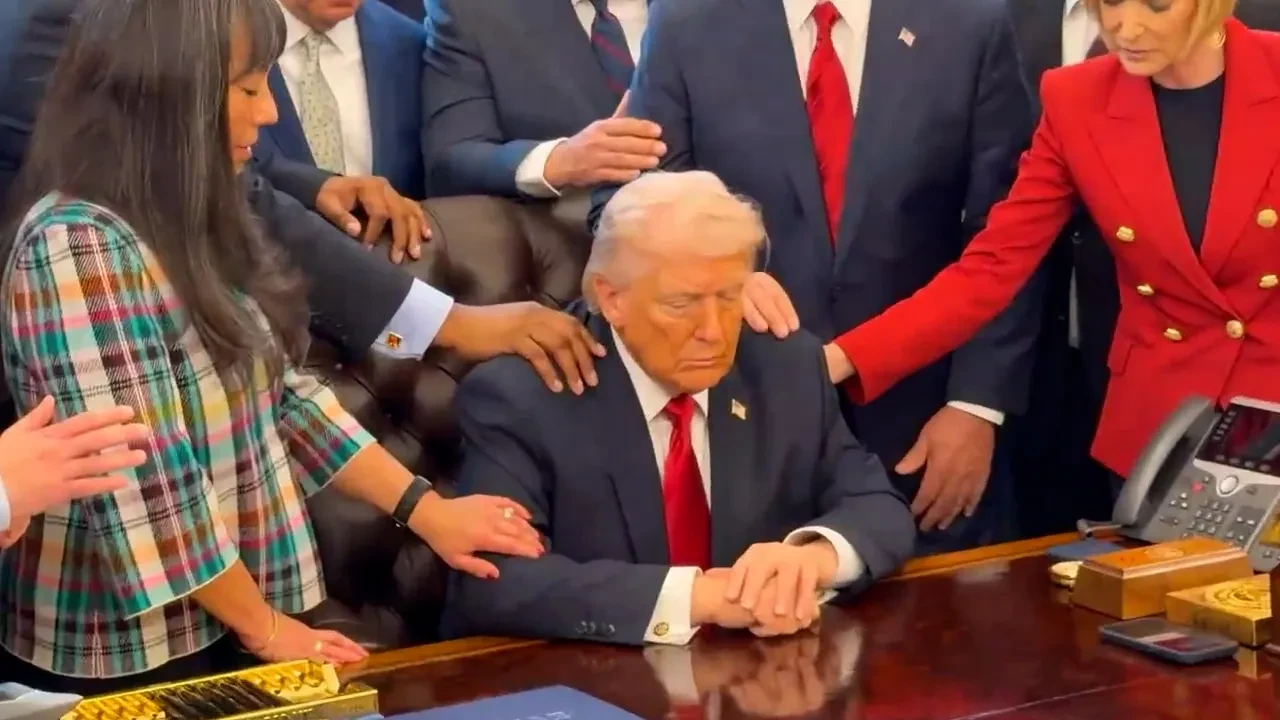 Oval Ofis'te ilginç anlar! Trump gözlerini kapattı, hepsi ona dokunarak dua etti 