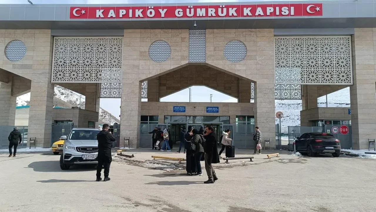 Türkiye'deki İranlılar ülkesine dönüyor: 'Önce vatanımız'