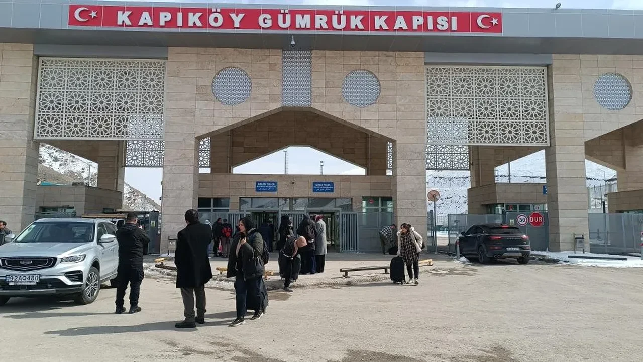 Türkiye'deki İranlılar ülkesine dönüyor: 'Önce vatanımız'