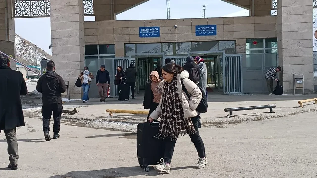 Türkiye'deki İranlılar ülkesine dönüyor: 'Önce vatanımız'