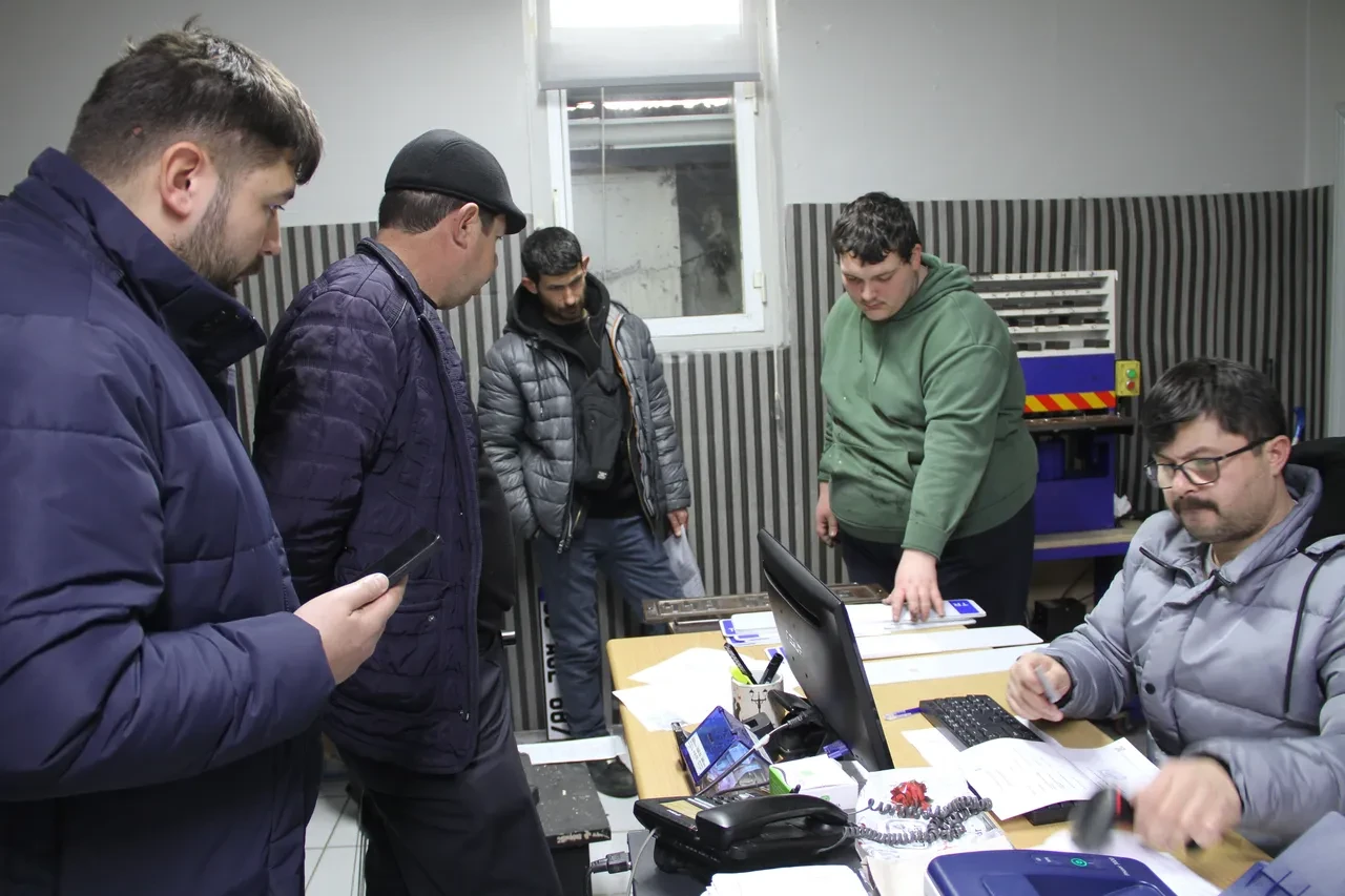  Yeni düzenleme sonrası app plaka telaşı: Sürücüler Şoförler Odası’na akın etti