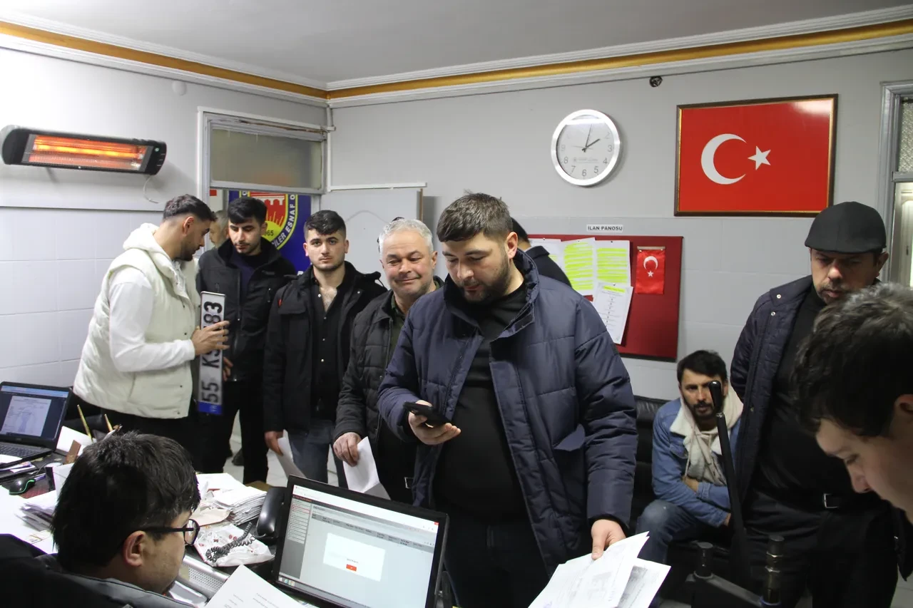  Yeni düzenleme sonrası app plaka telaşı: Sürücüler Şoförler Odası’na akın etti