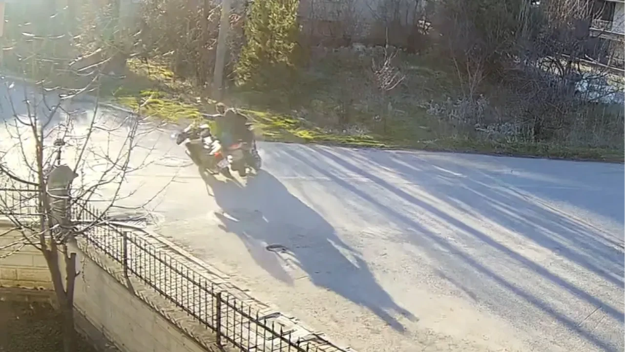 2 motosikletlinin kafa kafaya çarpıştığı anlar kamerada! Yola böyle savruldular 