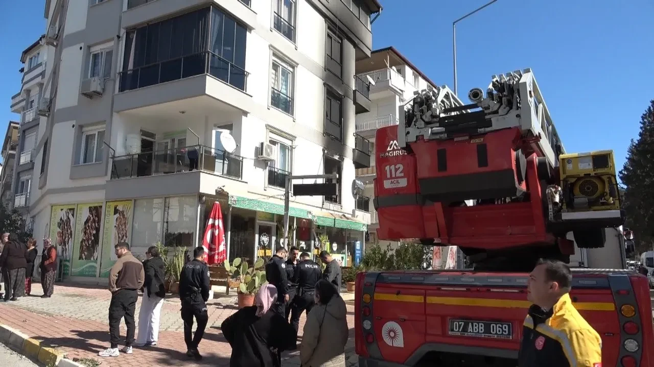 Antalya'da 4 katlı binada korkutan yangın! 2’si çocuk 6 kişi dumandan etkilendi