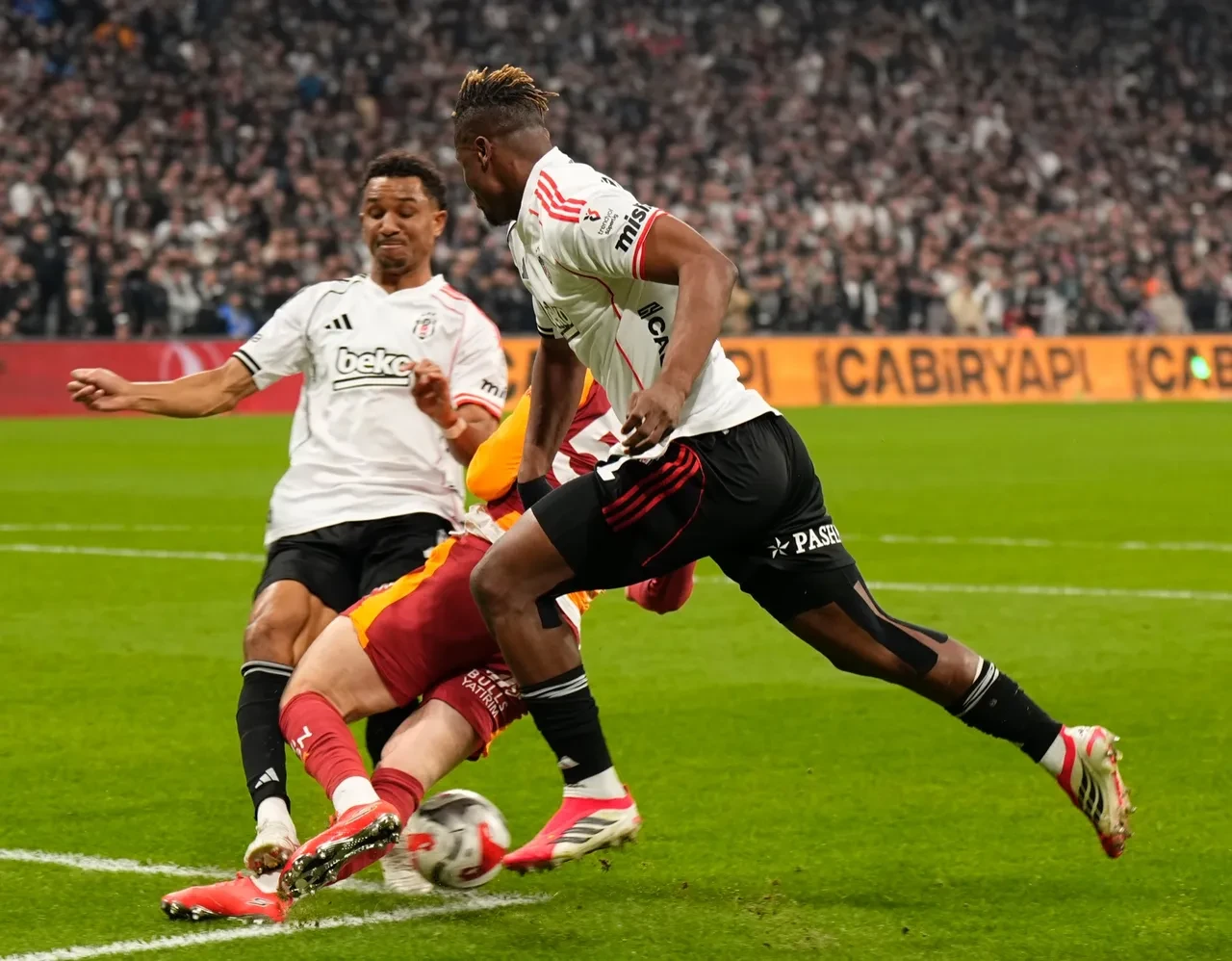 Galatasaray Beşiktaş deplasmanında kazandı: Dolmabahçe'deki derbi heyecanı sona erdi!
