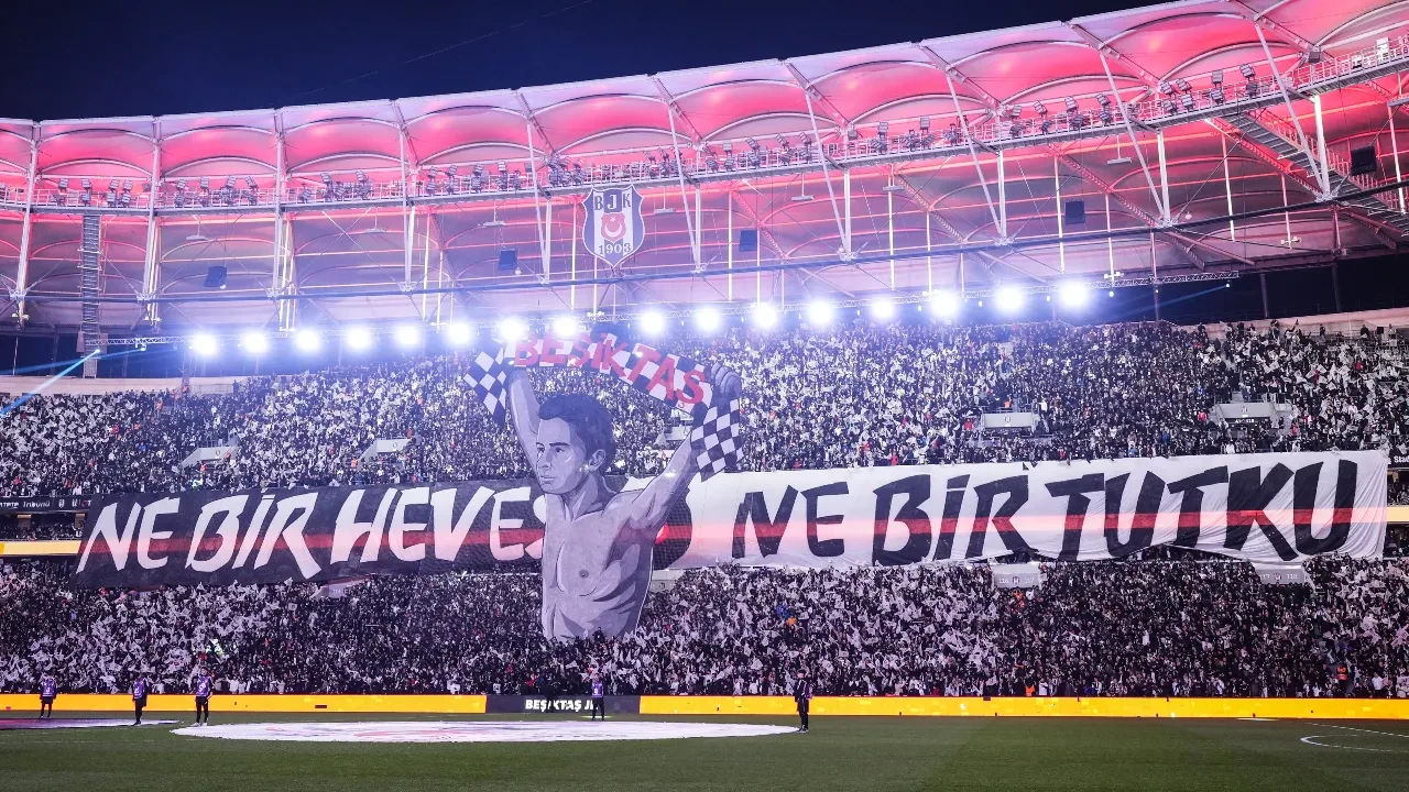 Beşiktaş tribünlerinden Galatasaray derbisine özel koreografi!