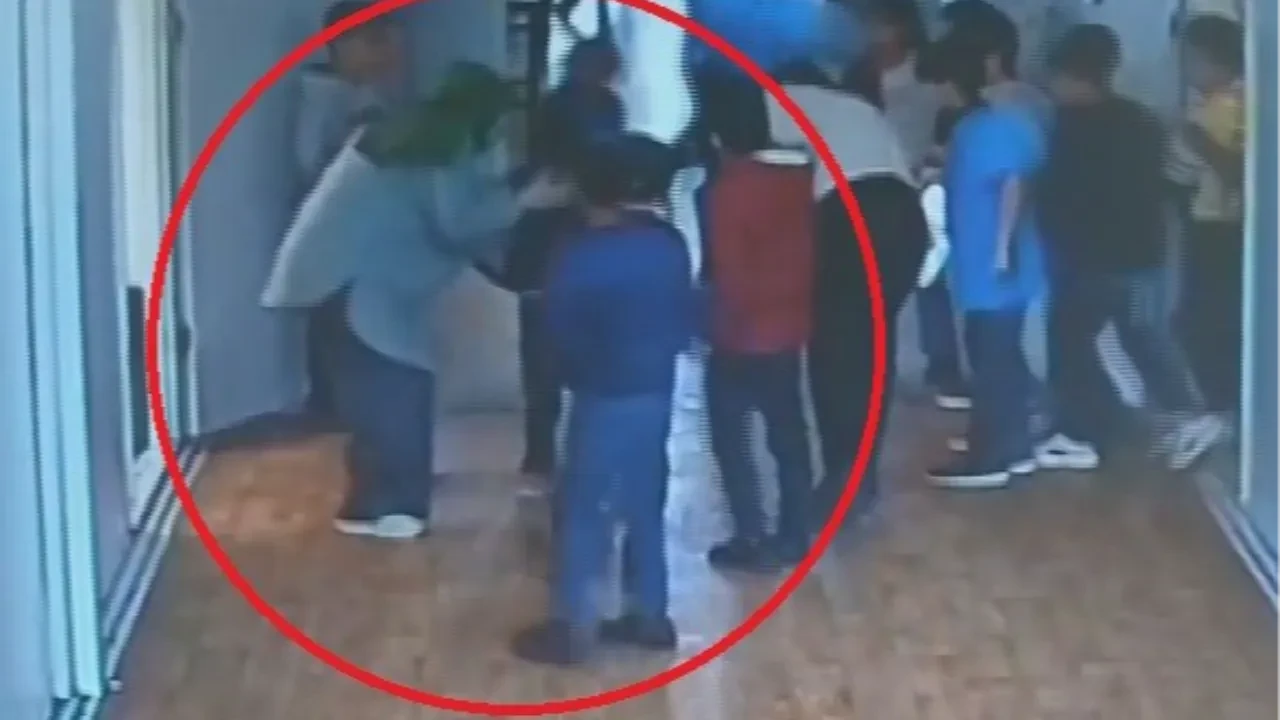 Boğazına yiyecek kaçan öğrencisini heimlich manevrası ile böyle kurtardı! Kahraman öğretmen kamerada 