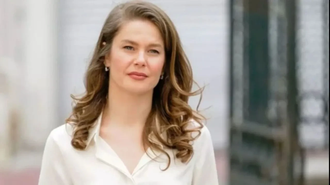 Burcu Biricik İnsanlar dizisinin başrolü oldu