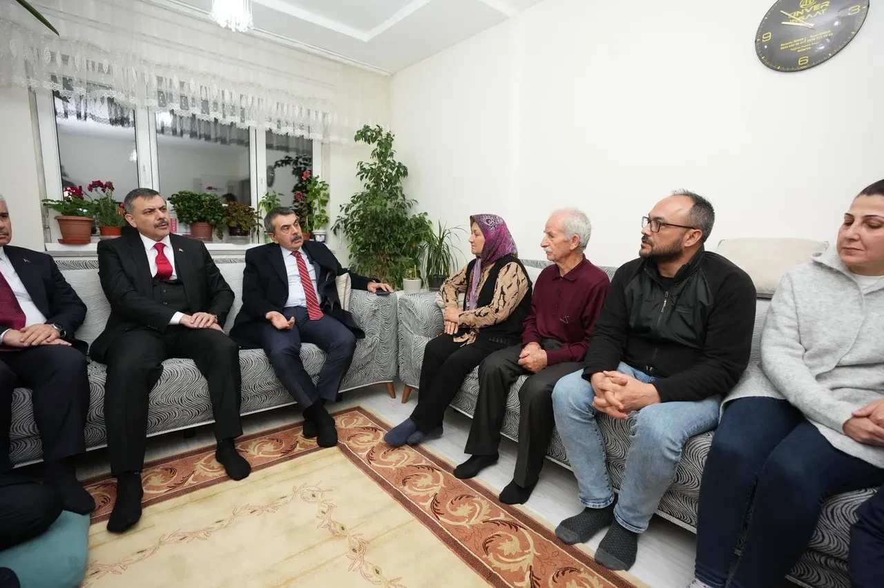 Fatma Nur öğretmenin adı yaşatılacak: Bakan Tekin ve Bakan Çiftçi'den taziye ziyareti