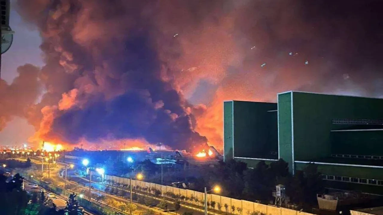 İran'ın Mehrabad Havalimanı'na saldırı: Alevler kilometrelerce öteden görüldü