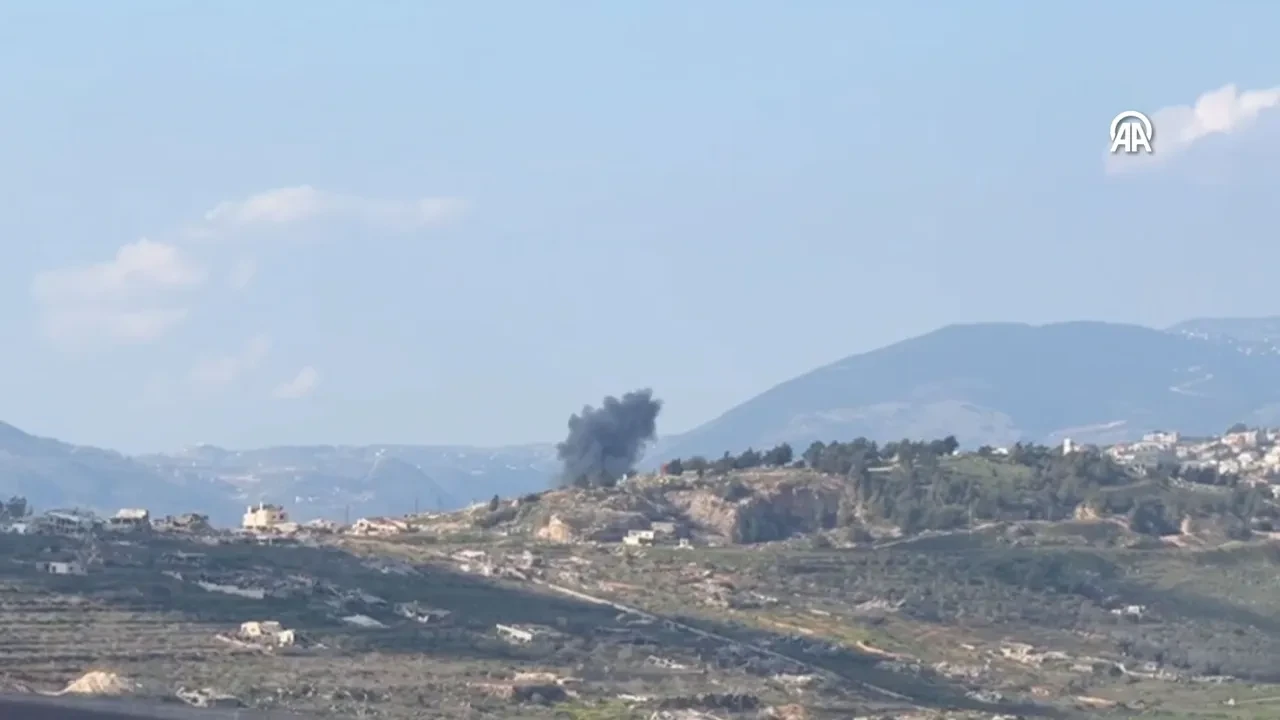 İsrail-Lübnan sınırında şiddetli patlamalar yaşandı