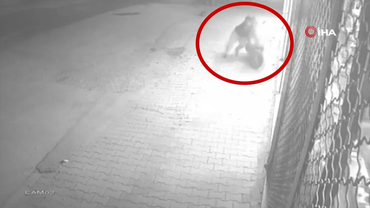 Motosiklete dokunduğu an metrelerce sürükledi! Bir garip kaza kamerada