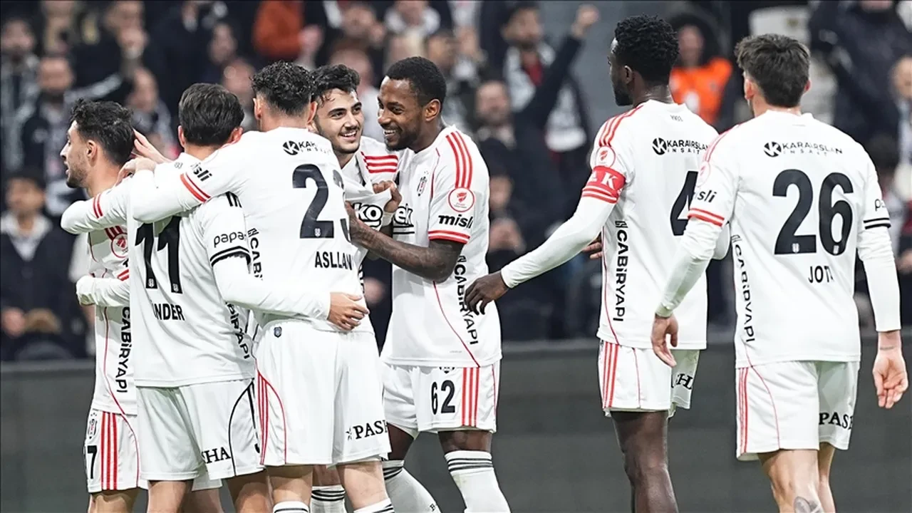 Süper Lig'de dev derbi heyecanı: 17 maçtır bileği bükülmeyen Kartal, lidere karşı! İşte Beşiktaş ve Galatasaray'ın 11'leri...