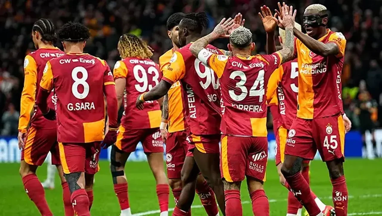 Süper Lig'de dev derbi heyecanı: 17 maçtır bileği bükülmeyen Kartal, lidere karşı! İşte Beşiktaş ve Galatasaray'ın 11'leri...