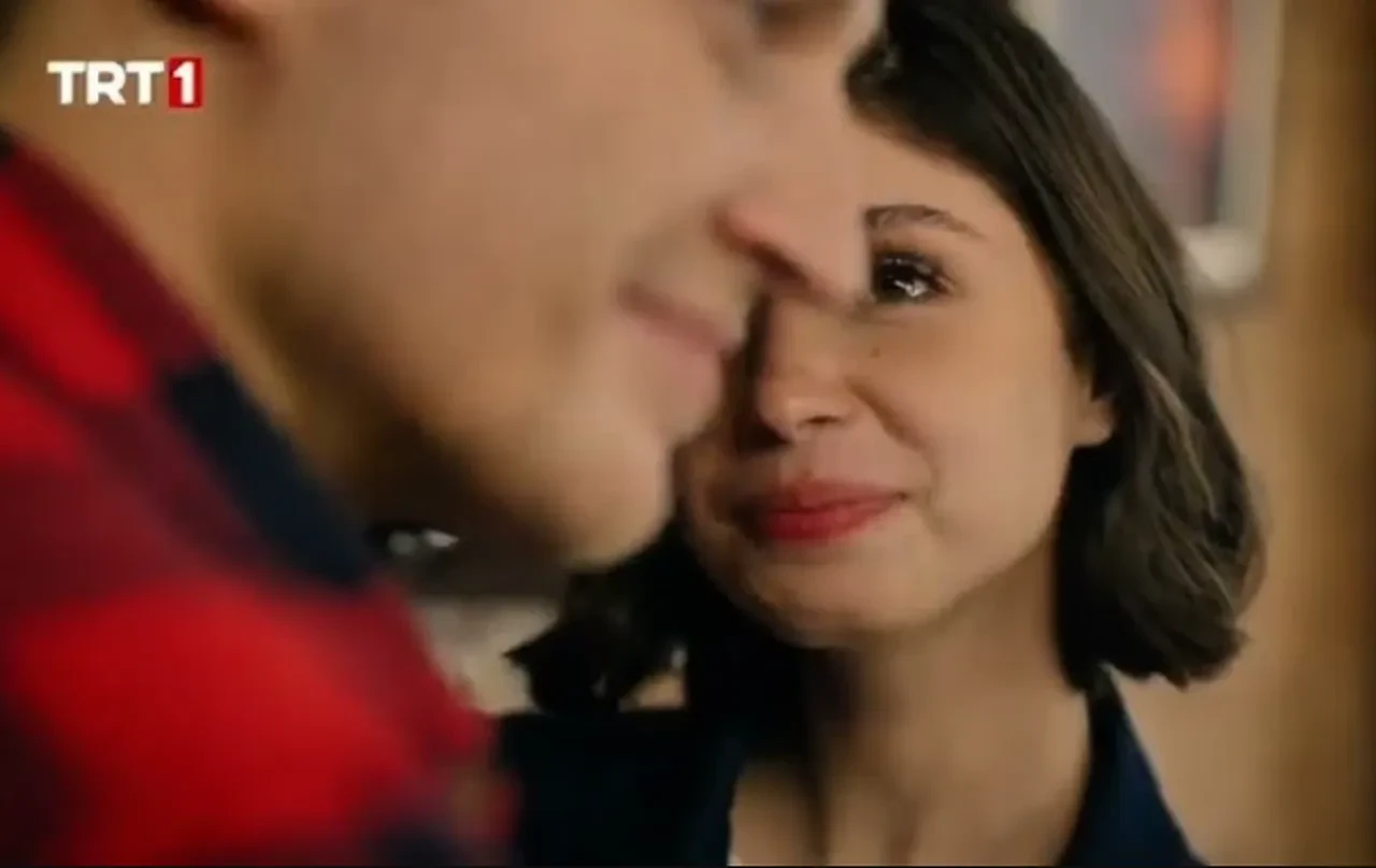 Taşacak Bu Deniz 20. bölümde izleyenleri mest eden süpriz sahne: Fadime ve İso aşkı gerçek mi oluyor? Taşacak Bu Deniz son bölümde ne oldu