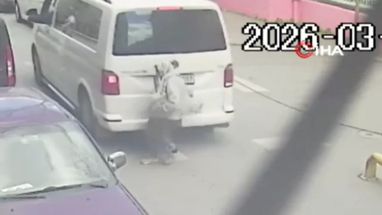 Yaşlı kadın minibüsün altında kaldı! Korkunç anlar kameralara yansıdı