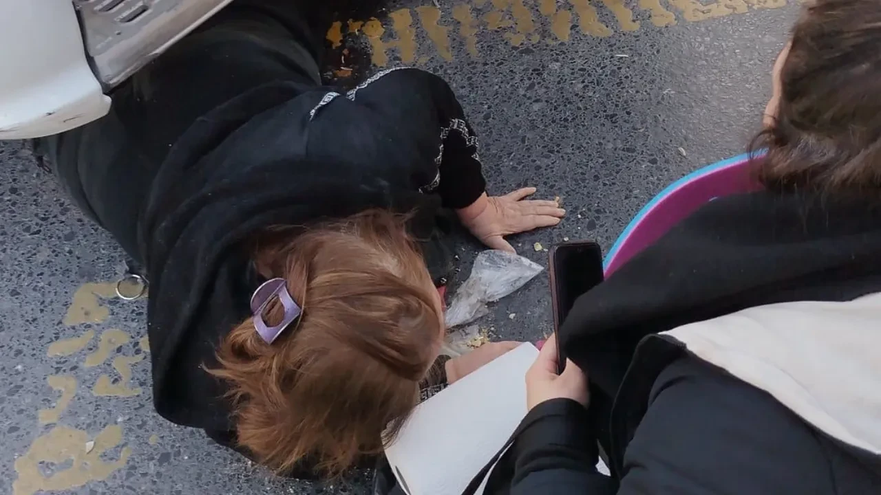 Yolun karşısına geçerken tır çarptı! Küçükçekmece'deki feci kaza kamerada