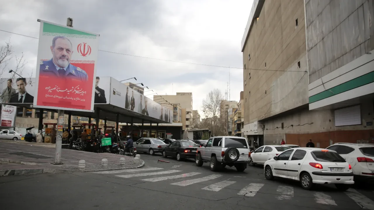 ABD ve İsrail İran'ın petrolünü vurdu: Alım kotası düştü, benzin istasyonlarına akın var