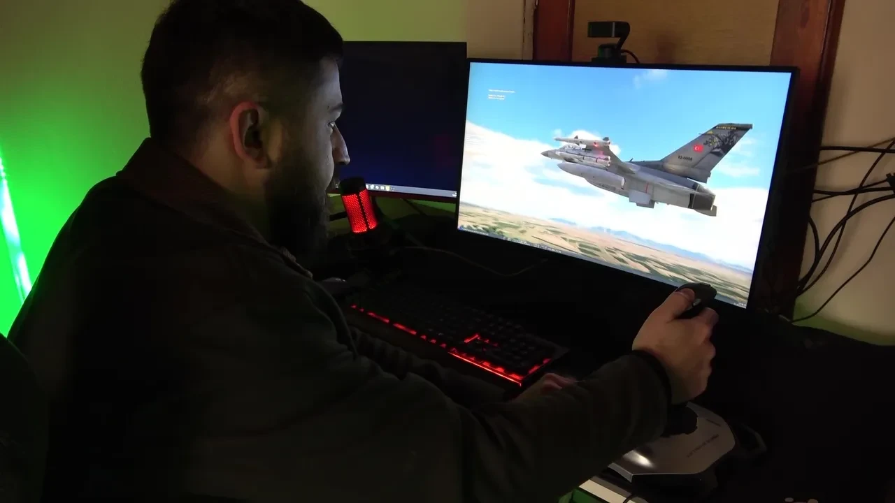 Amasyalı Youtuber evinde F-16 eğitimi veriyor: 'Göreve hazırız'