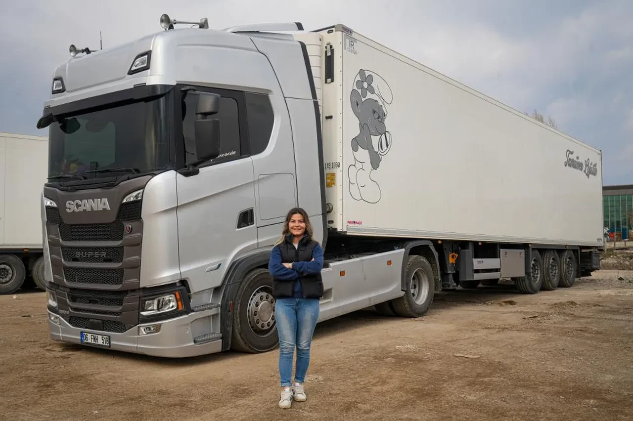 Ayda ortalama 15-16 bin kilometre yol yapıyor! İş hayatından sıkıldı, babasının izinden gitti