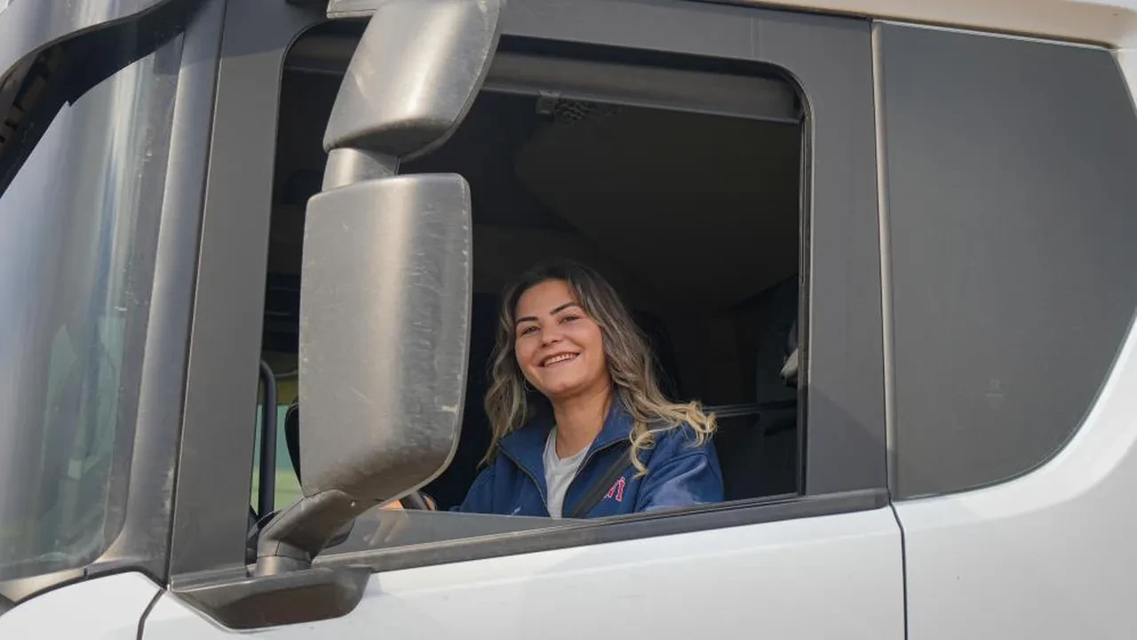 Ayda ortalama 15-16 bin kilometre yol yapıyor! İş hayatından sıkıldı, babasının izinden gitti