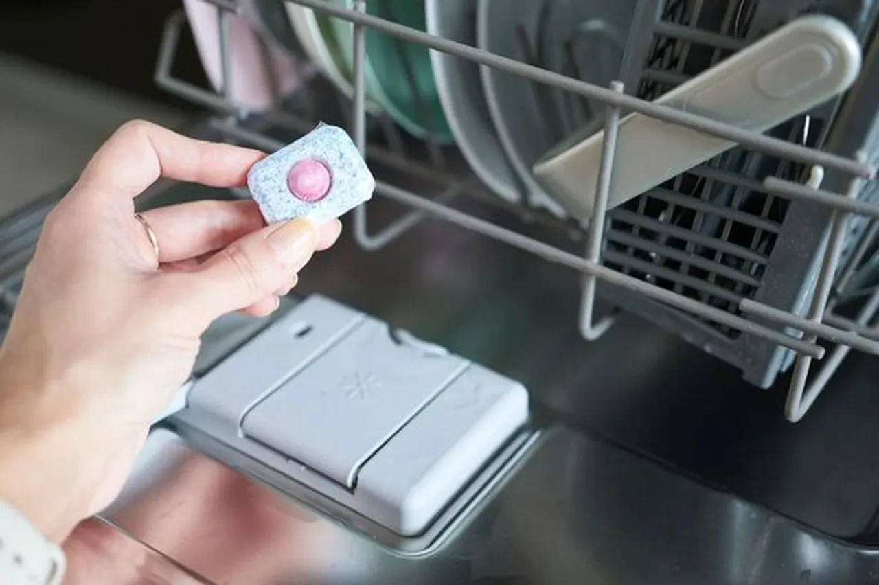 Bulaşık makinesi tabletleri meğer sadece makineye atılmıyormuş! Bu temizlik tüyosunu mutlaka uygulayın