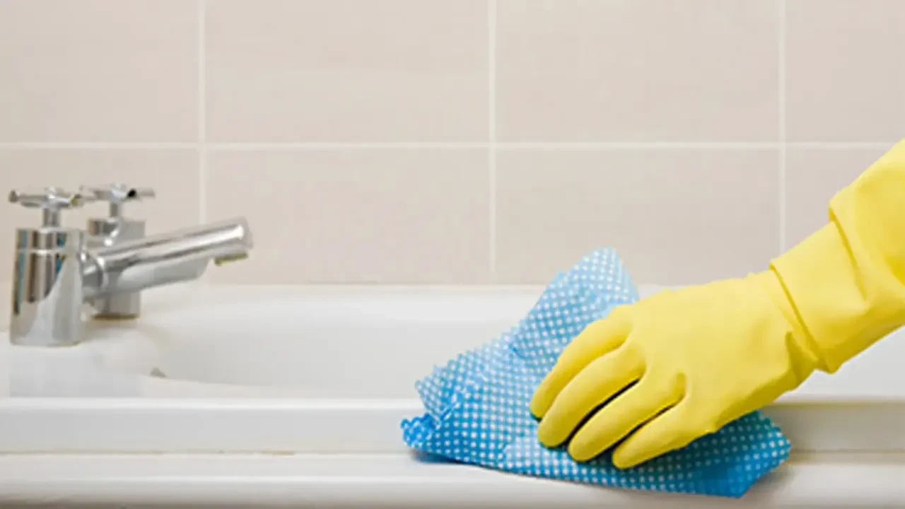 Çamaşır suyuna elveda demeye hazırlanın! Bu yöntemle banyo derzleriniz bembeyaz olacak