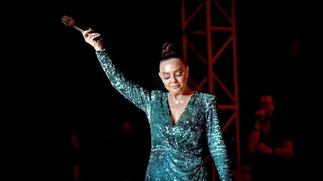 Ebru Gündeş’in ikizi İspanyol çıktı! Sosyal medyada kafa karıştıran Chamo benzerliği