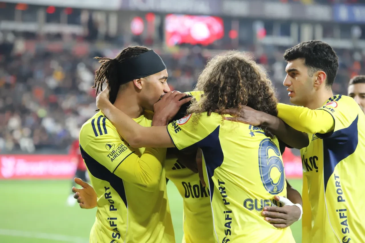 Fenerbahçe Samsunspor maçı canlı nereden izlenir, hangi kanalda? Süper Lig mücadelesine dakikalar kaldı