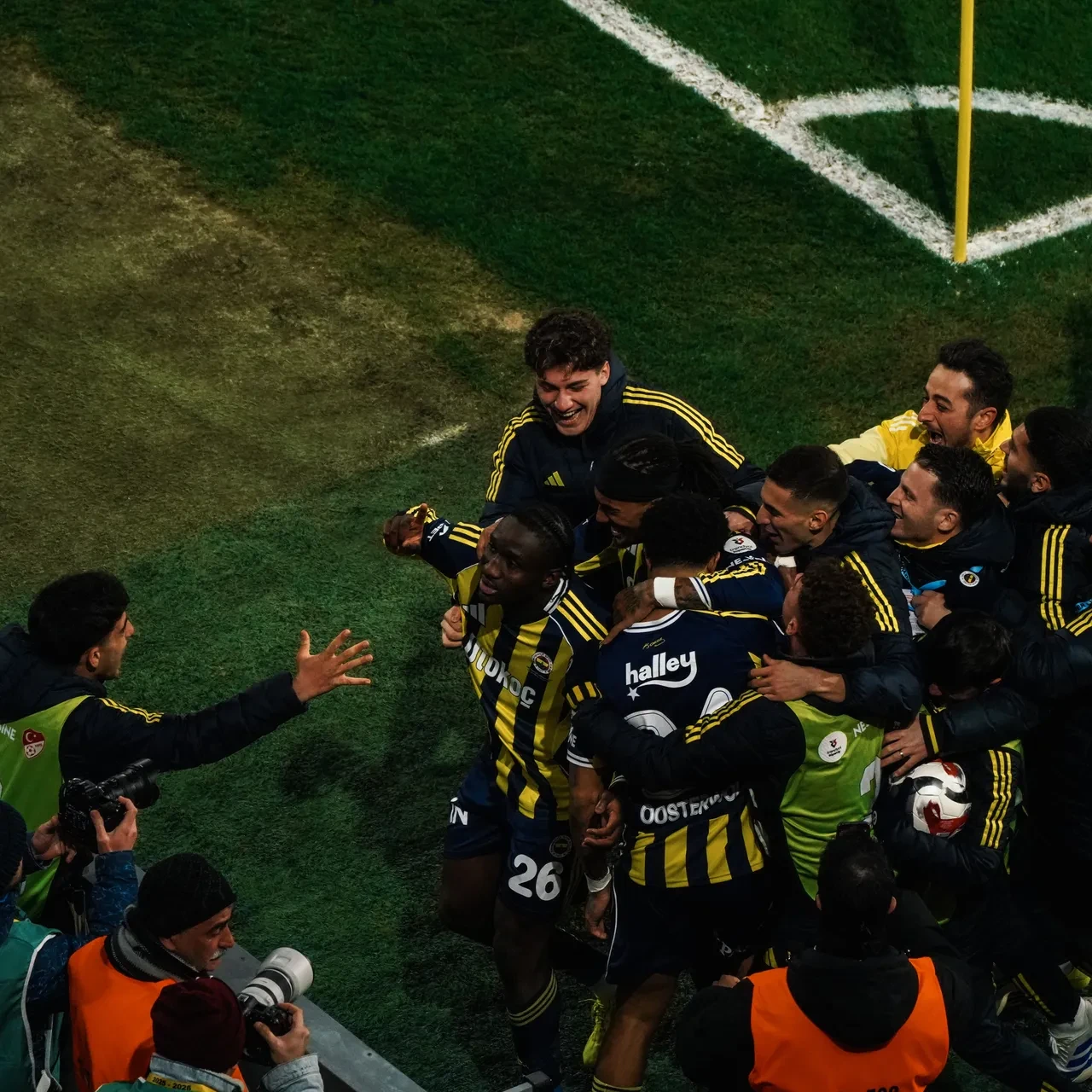 Fenerbahçe'nin son dakika zaferiyle birlikte pozitif atmosfer!
