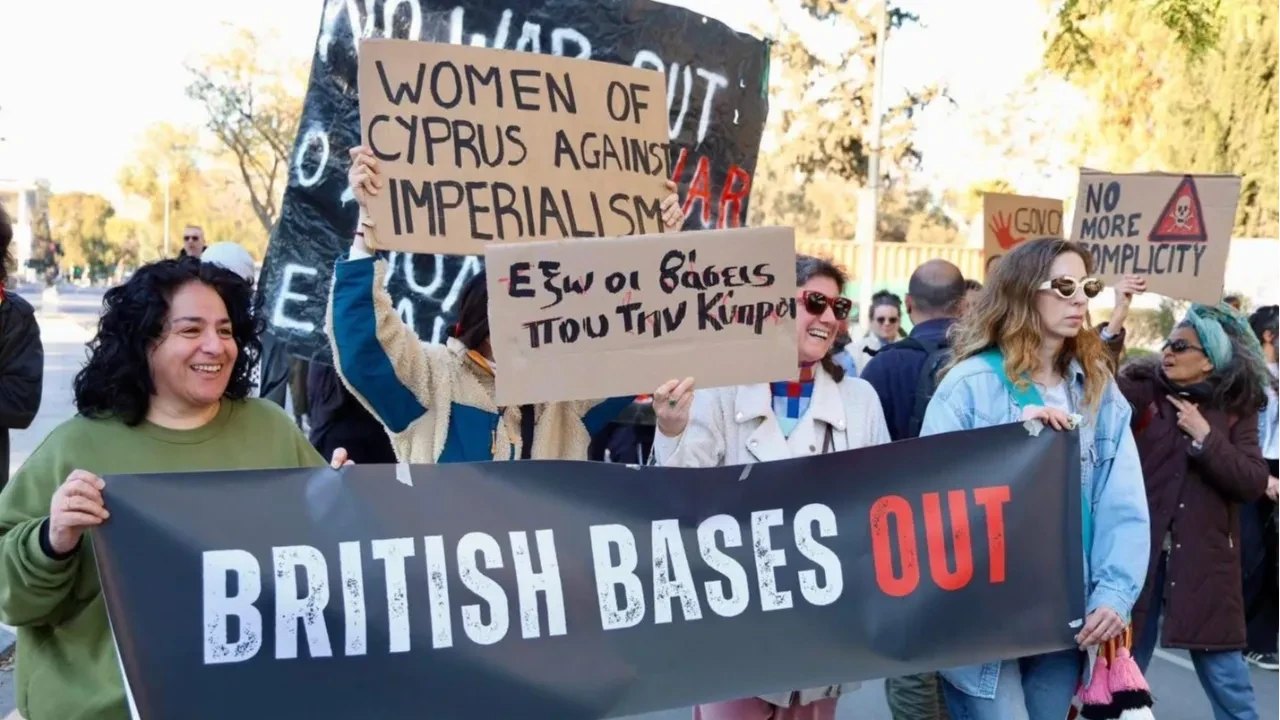 Güney Kıbrıs'ta İngiliz üslerine büyük öfke: Ölüm üsleri defolsun
