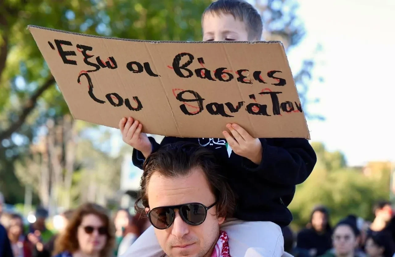 Güney Kıbrıs'ta İngiliz üslerine büyük öfke: Ölüm üsleri defolsun