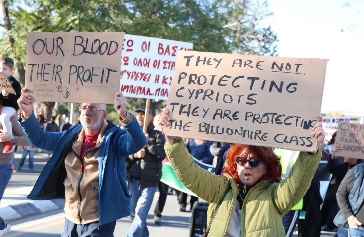 Güney Kıbrıs'ta İngiliz üslerine büyük öfke: Ölüm üsleri defolsun