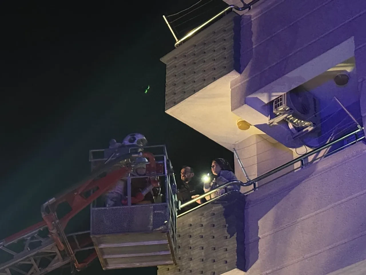 Hatay'da 5 katlı binada yangın! Mahsur kalan 30 kişi kurtarıldı