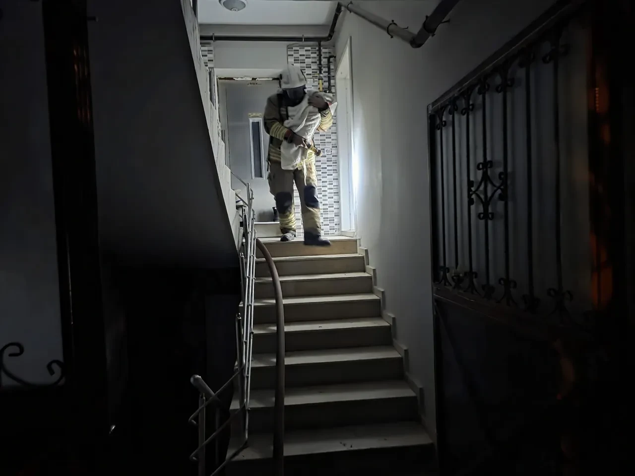 Hatay'da 5 katlı binada yangın! Mahsur kalan 30 kişi kurtarıldı