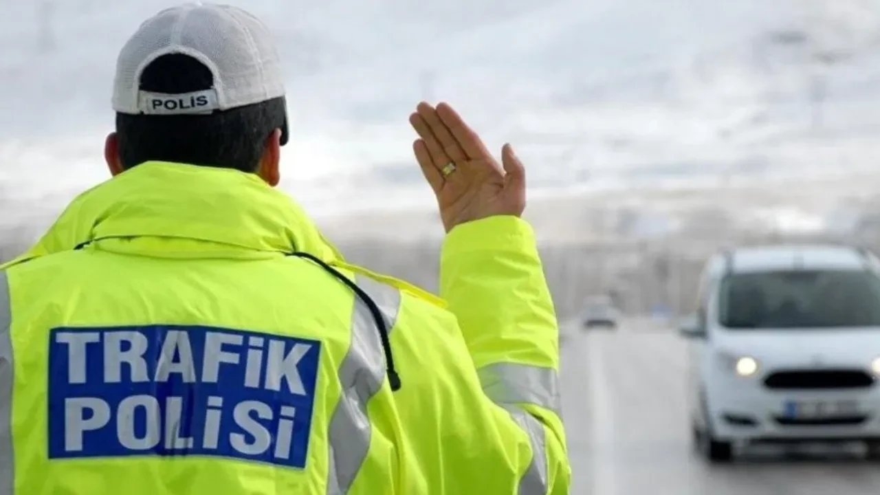 Hız ihlallerinde yeni dönem başladı: Kilometre başına ceza yağacak, ehliyete el koyma süreleri uzatıldı!