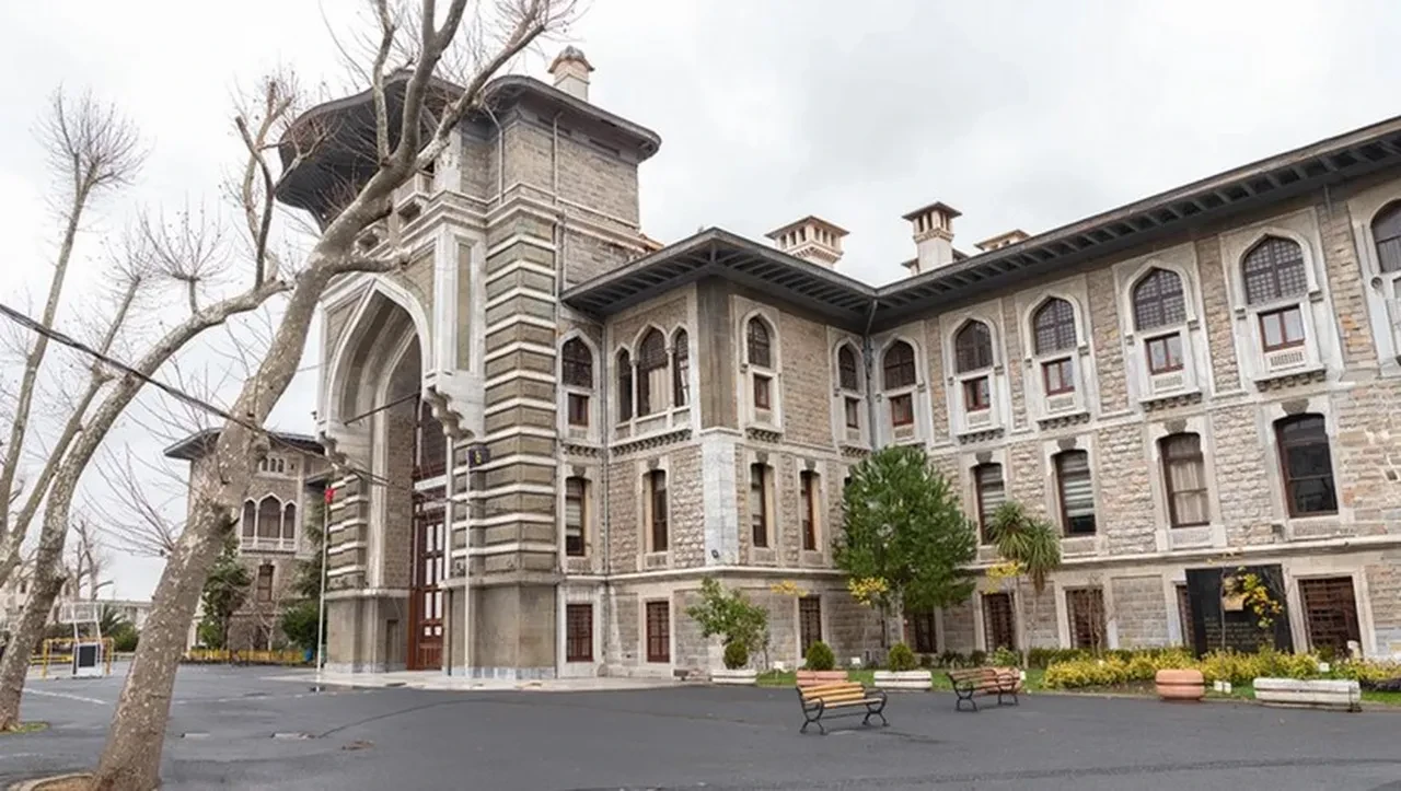 İstanbul Erkek Lisesindeki şiddet olayı yönetimi vurdu: Müdür ve yardımcıları görevden alındı