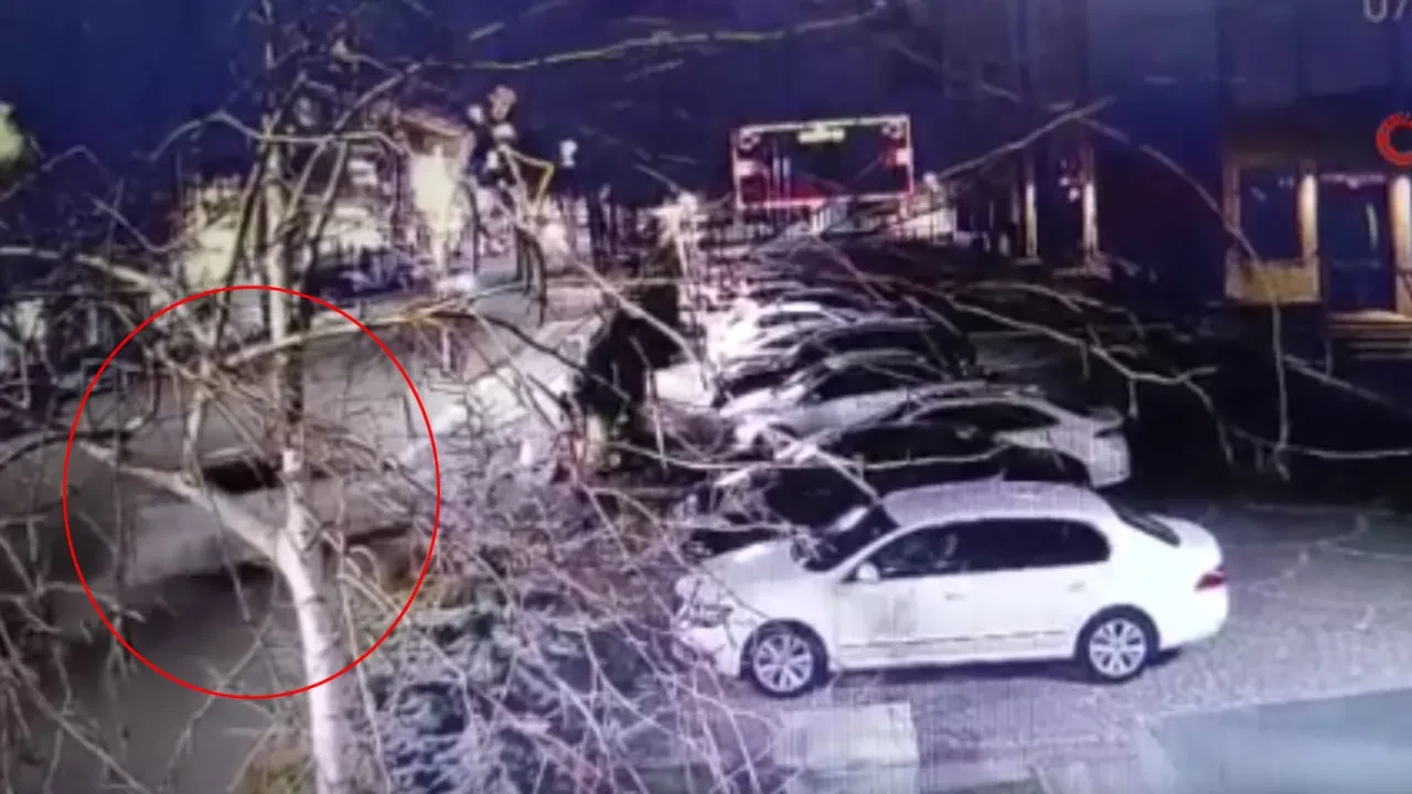 Kaza sonrası hızını alamadı! Park halindeki araçlara da çarptı